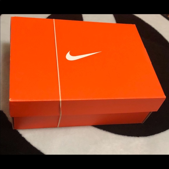 BOYS NIKE SHOES - Picture 6 of 6